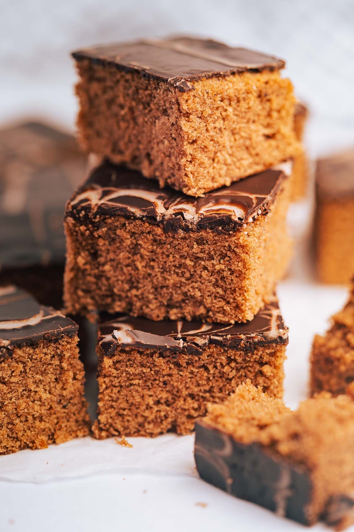 Ulmer Brot 2024 4 | Ulmer Brot gehört für uns zur Weihnachtszeit wie der Baum und der Duft von frisch gebackenen Plätzchen. Dieses Rezept ist für uns etwas ganz Besonderes: Es stammt von meiner Mutter, die es vor vielen Jahren von einer Arbeitskollegin bekam. Seitdem ist es eine feste Tradition, die wir schon seit eingen Jahren übernimmen haben. Ulmer Brot sieht nicht nur hübsch aus, sondern schmeckt auch so herrlich würzig und ist super saftig. Perfekt als Ergänzung auf dem Plätzchenteller, als kleiner süßer Snack zwischendurch oder sogar als Geschenk aus der Küche. Heute teilen wir mit euch das Rezept, unsere besten Backtipps und natürlich ein paar Fakten über den Hintergrund dieses weihnachtlichen Klassikers.
