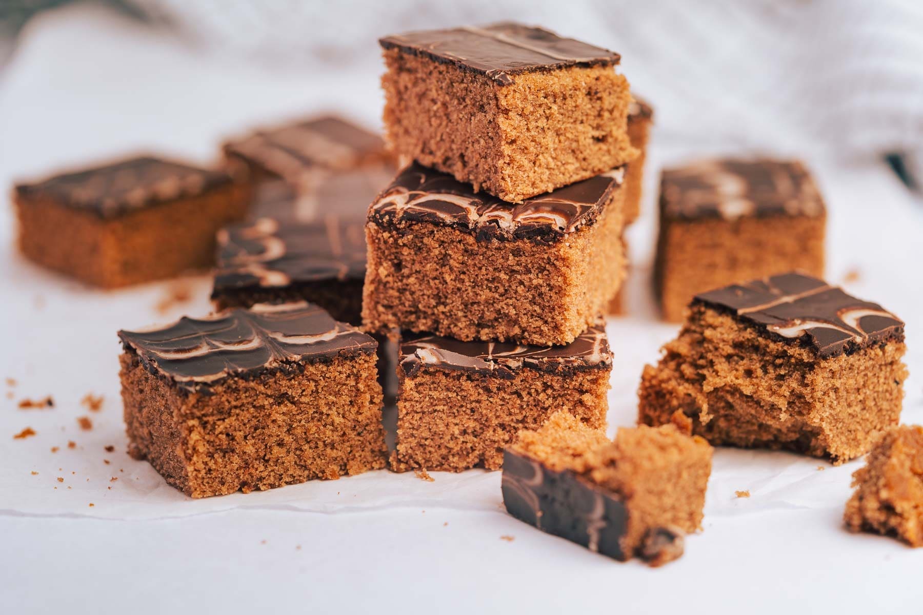 Ulmer Brot Würfel mit glänzender Schokoladenglasur und Marmormuster
