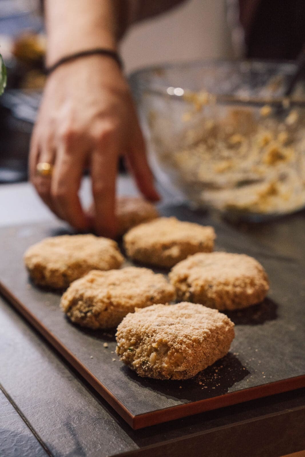 Entdecke unser Rezept für würzige Walnuss-Frikadellen mit Käse, Walnüssen und Gewürzen. Warm oder kalt – zart, vegetarisch und einfach lecker!
