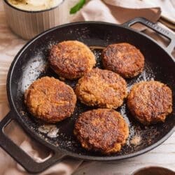 Entdecke unser Rezept für würzige Walnuss-Frikadellen mit Käse, Walnüssen und Gewürzen. Warm oder kalt – zart, vegetarisch und einfach lecker!