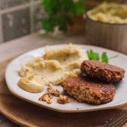 Veggie-Burger mit Erdnusspatty 2 Entdecke unser Rezept für würzige Walnuss-Frikadellen mit Käse, Walnüssen und Gewürzen. Warm oder kalt – zart, vegetarisch und einfach lecker!