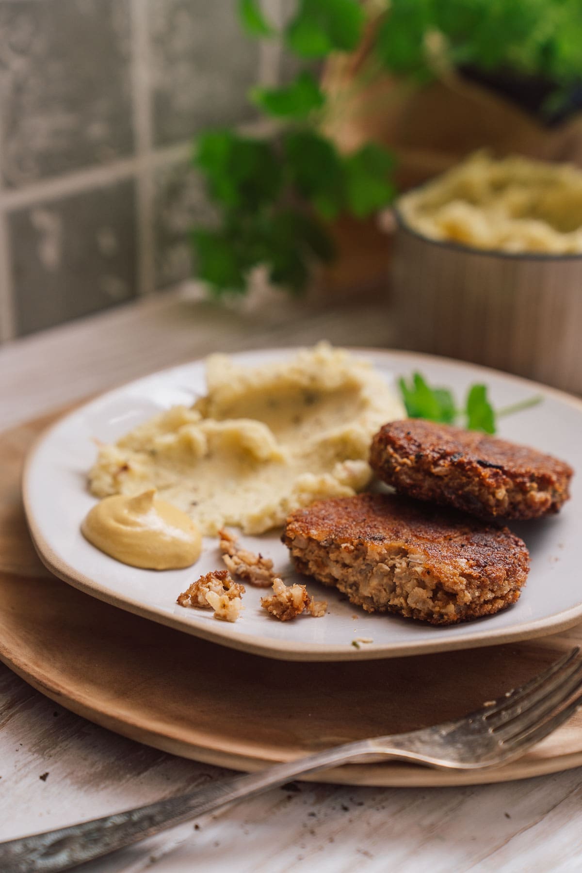 Entdecke unser Rezept für würzige Walnuss-Frikadellen mit Käse, Walnüssen und Gewürzen. Warm oder kalt – zart, vegetarisch und einfach lecker!