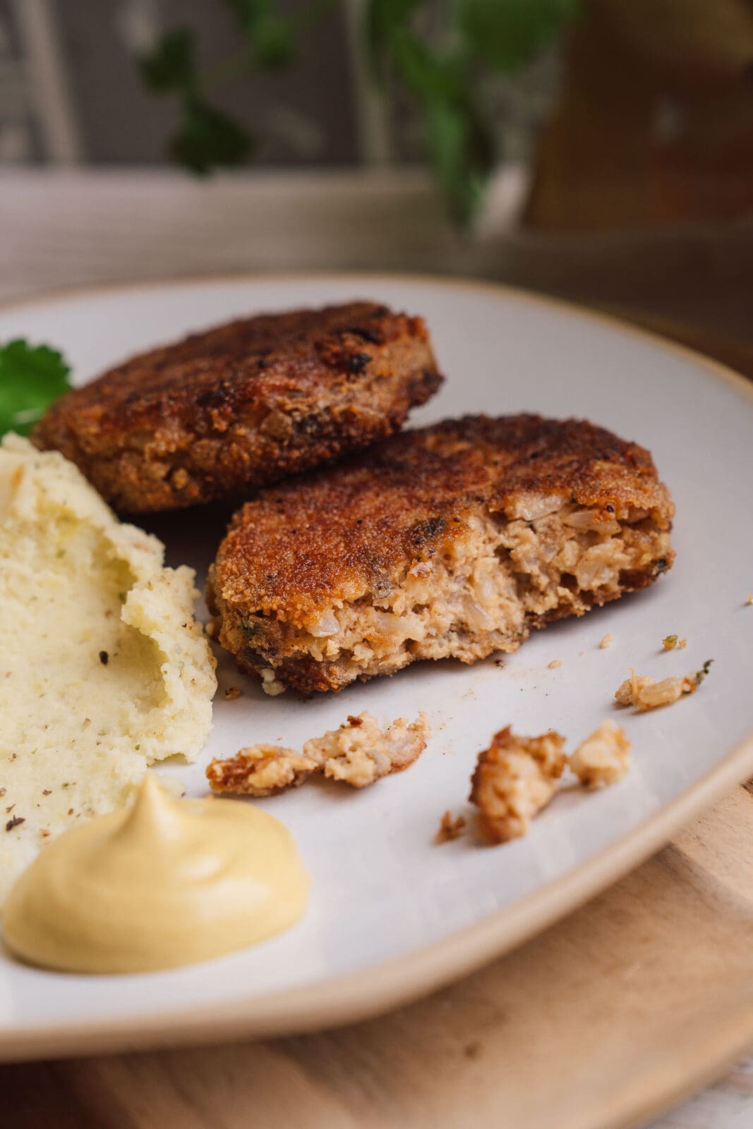 Walnussfrikadellen 2025 15 | Lust auf ein neues Lieblingsgericht? Unsere würzigen Walnuss-Frikadellen sind die perfekte vegetarische Alternative! Schnell zubereitet, zart und voller Geschmack – probiert sie gleich aus! Unser Rezept für würzige Walnuss-Frikadellen besteht schon seit 10 Jahren bei uns auf dem Blog. Grund genug, den leckeren Dingern, ein Facelift zu geben und dafür neue Fotos zu schießen. Ein Jubiläum-Shooting, für das wir auch gleich unser altes Rezept ein wenig verbessert haben. Denn unsere würzigen Walnuss-Frikadellen sind jetzt nicht nur würzig, sondern auch ganz zart.