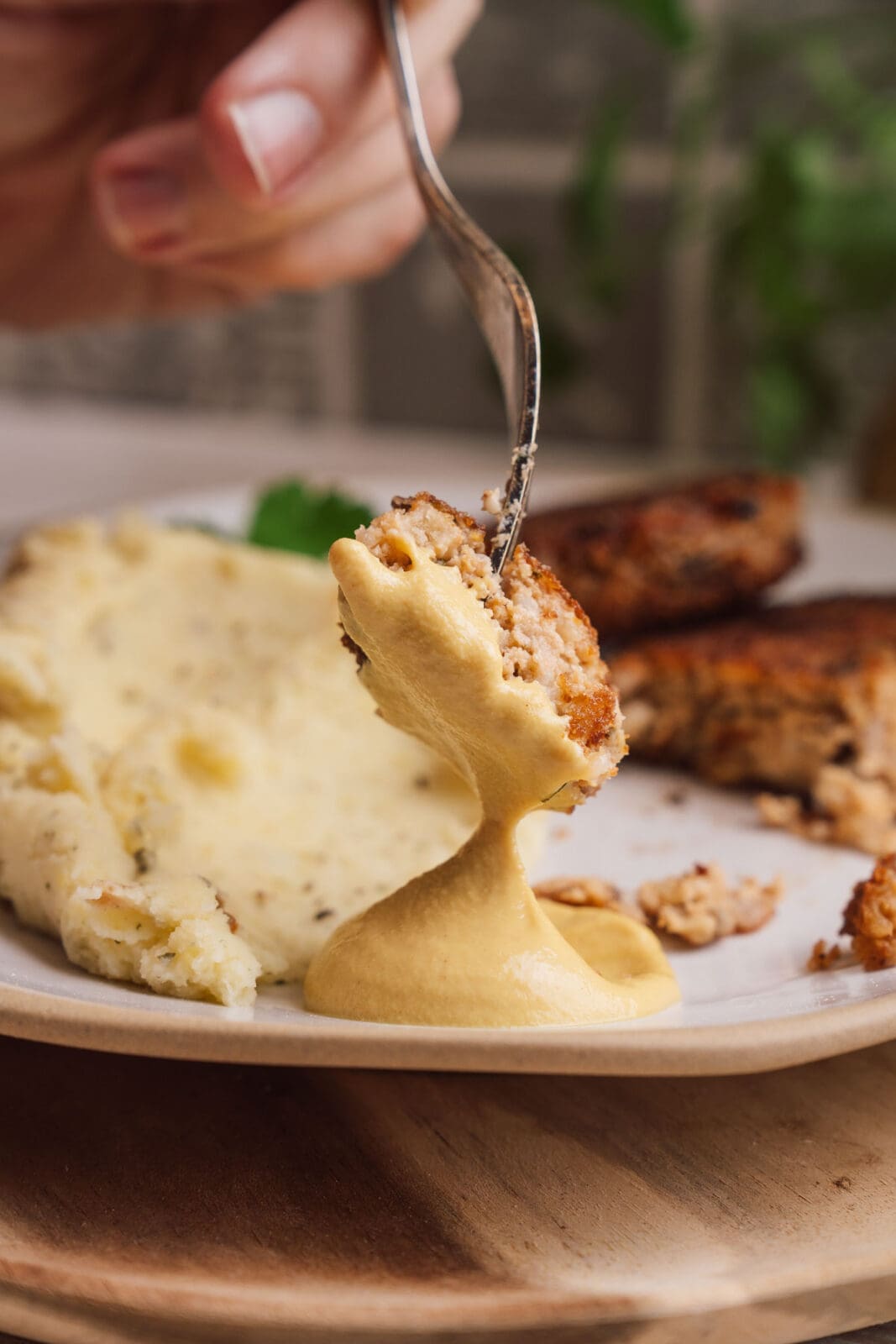 Entdecke unser Rezept für würzige Walnuss-Frikadellen mit Käse, Walnüssen und Gewürzen. Warm oder kalt – zart, vegetarisch und einfach lecker!