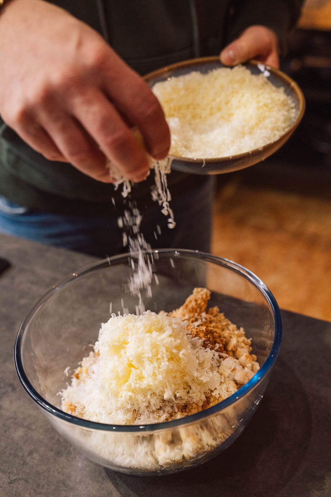 Entdecke unser Rezept für würzige Walnuss-Frikadellen mit Käse, Walnüssen und Gewürzen. Warm oder kalt – zart, vegetarisch und einfach lecker!