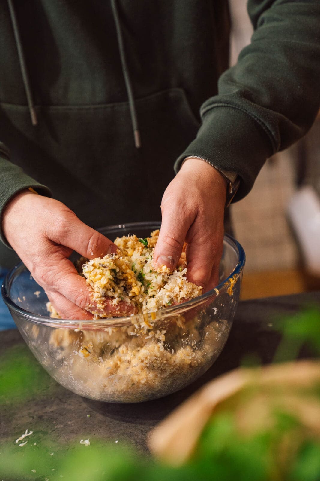 Entdecke unser Rezept für würzige Walnuss-Frikadellen mit Käse, Walnüssen und Gewürzen. Warm oder kalt – zart, vegetarisch und einfach lecker!