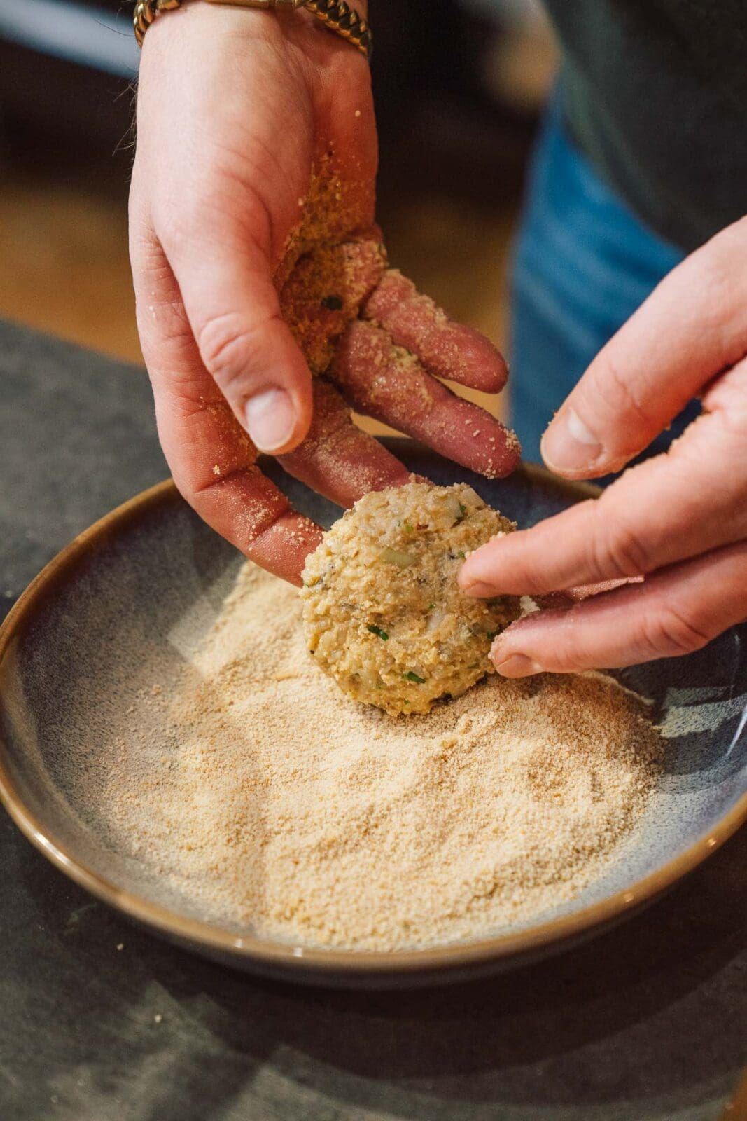 Entdecke unser Rezept für würzige Walnuss-Frikadellen mit Käse, Walnüssen und Gewürzen. Warm oder kalt – zart, vegetarisch und einfach lecker!