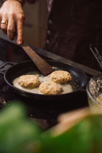Entdecke unser Rezept für würzige Walnuss-Frikadellen mit Käse, Walnüssen und Gewürzen. Warm oder kalt – zart, vegetarisch und einfach lecker!