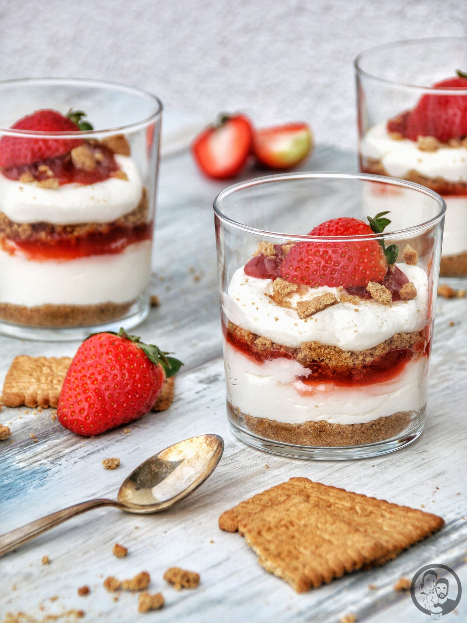 No-Bake-Cheesecake im Glas 1 No Bake Cheesecake 1 scaled | Zusammen mit 4 lieben Nachbarn treffen wir uns in unregelmäßigen Abständen zu einem leckeren Abendessen. Dabei wird gekocht, getrunken und gequatscht, was es so alles Neues im Veedel oder bei jedem einzelnen gibt. Also immer ein so richtig schöner und vor allem kulinarischer Abend.