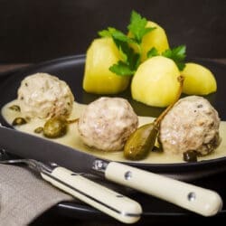 Königsberger Klopse mit Kartoffeln serviert