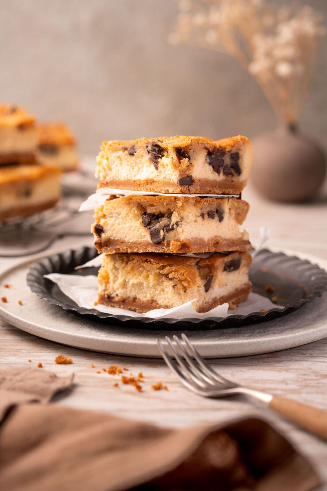 Cookie Dough Cheesecake Schnitten. Fudgy Teig mit Chocolate Chunks trifft auf cremigen Käsekuchen. Einfaches Rezept für himmlischen Genuss!