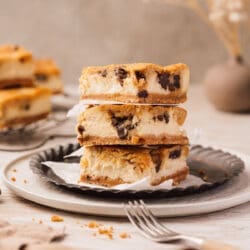Cookie Dough Cheesecake Schnitten - Cremig, fudgy & himmlisch lecker! 10 Cookie Dough Cheesecake Schnitten. Fudgy Teig mit Chocolate Chunks trifft auf cremigen Käsekuchen. Einfaches Rezept für himmlischen Genuss!