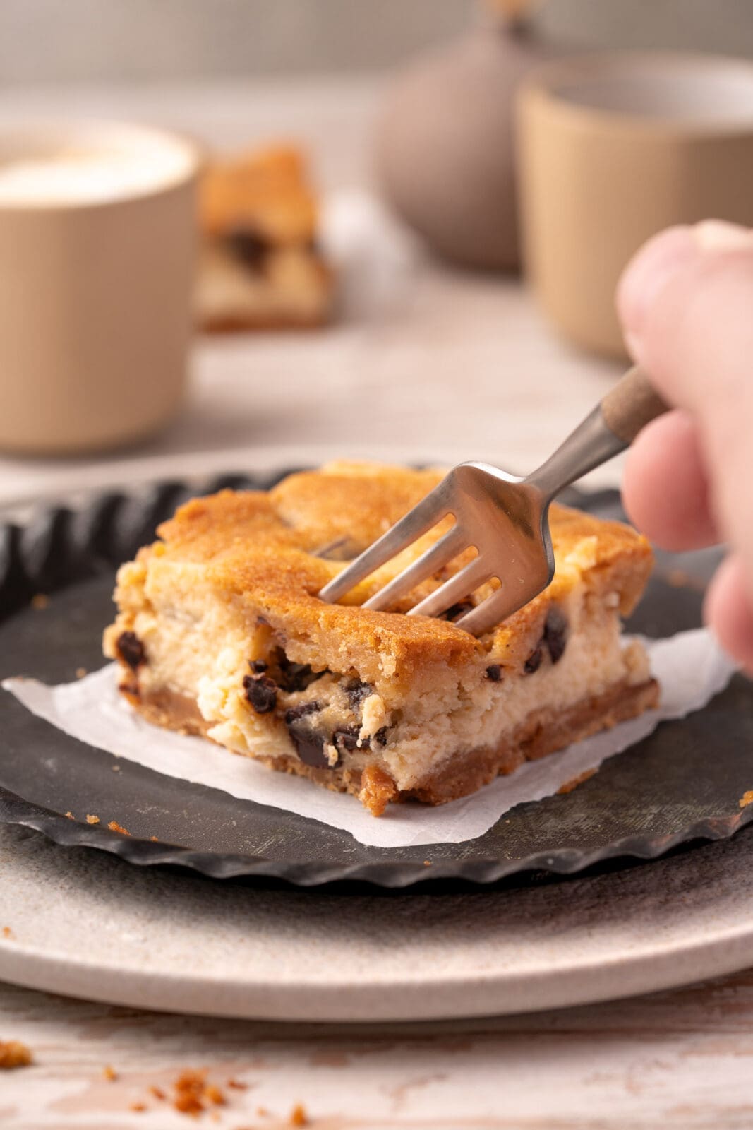 Cookie Dough Cheesecake Schnitten. Fudgy Teig mit Chocolate Chunks trifft auf cremigen Käsekuchen. Einfaches Rezept für himmlischen Genuss!