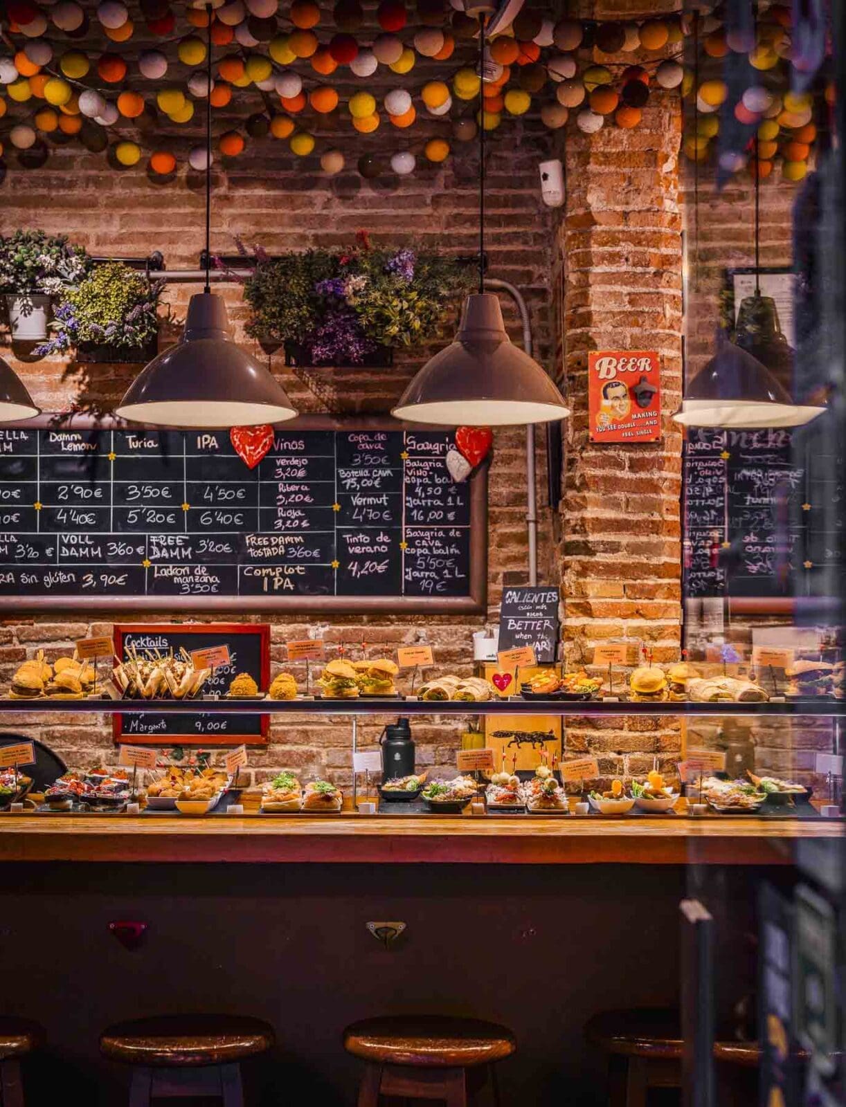 Barcelona Food Guide: Unsere Lieblingsorte in unserer Lieblingsstadt 50 Barcelona foodguide 107 | Barcelona ist unsere absolute Lieblingsstadt. Wir waren hier auf Hochzeitsreise, wir kennen gefühlt jede Gasse und trotzdem finden wir bei jedem Besuch etwas Neues. Weil sich in den letzten Jahren einiges getan hat, haben wir diesen Guide einmal komplett neu geschrieben. Alle Spots sind frisch besucht oder geprüft, geschlossene Läden sind rausgeflogen und ein paar neue Lieblinge dazugekommen.