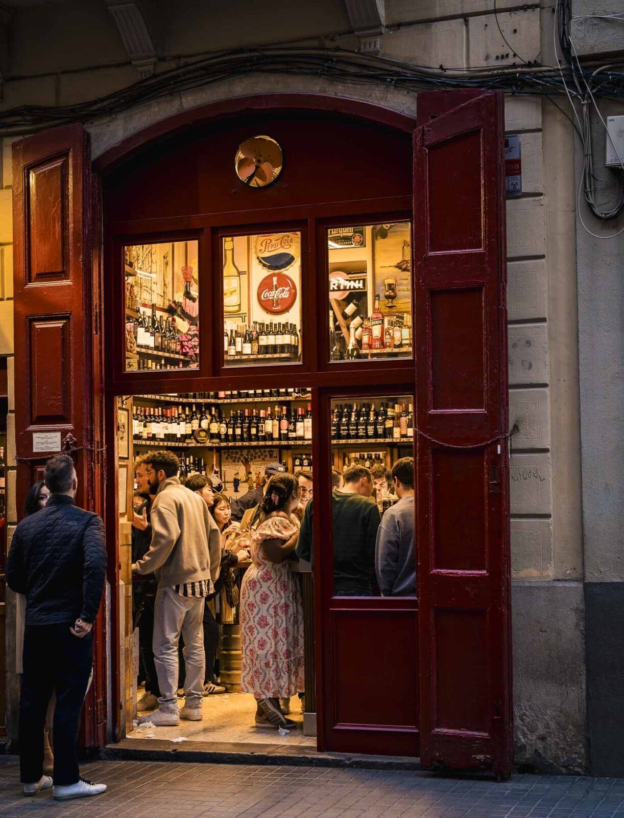 Barcelona Food Guide: Unsere Lieblingsorte in unserer Lieblingsstadt 51 Barcelona foodguide 108 | Barcelona ist unsere absolute Lieblingsstadt. Wir waren hier auf Hochzeitsreise, wir kennen gefühlt jede Gasse und trotzdem finden wir bei jedem Besuch etwas Neues. Weil sich in den letzten Jahren einiges getan hat, haben wir diesen Guide einmal komplett neu geschrieben. Alle Spots sind frisch besucht oder geprüft, geschlossene Läden sind rausgeflogen und ein paar neue Lieblinge dazugekommen.