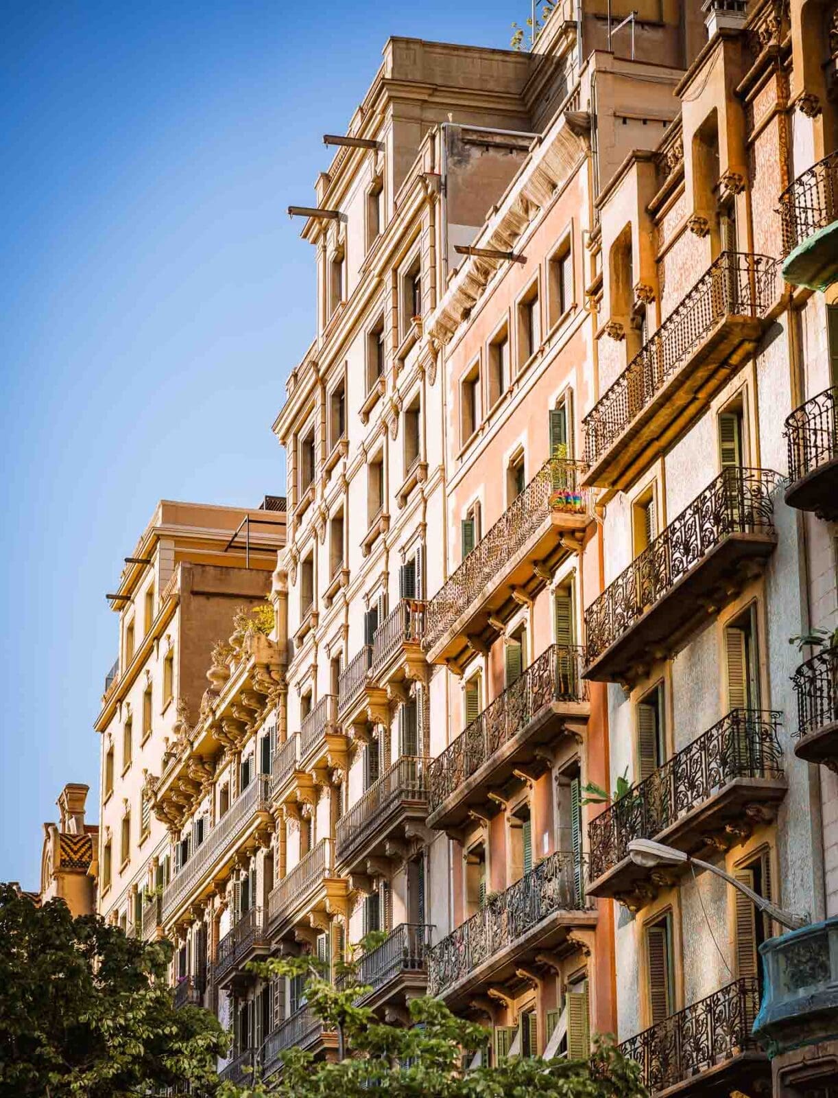 Barcelona Food Guide: Unsere Lieblingsorte in unserer Lieblingsstadt 35 Barcelona foodguide 149 | Barcelona ist unsere absolute Lieblingsstadt. Wir waren hier auf Hochzeitsreise, wir kennen gefühlt jede Gasse und trotzdem finden wir bei jedem Besuch etwas Neues. Weil sich in den letzten Jahren einiges getan hat, haben wir diesen Guide einmal komplett neu geschrieben. Alle Spots sind frisch besucht oder geprüft, geschlossene Läden sind rausgeflogen und ein paar neue Lieblinge dazugekommen.
