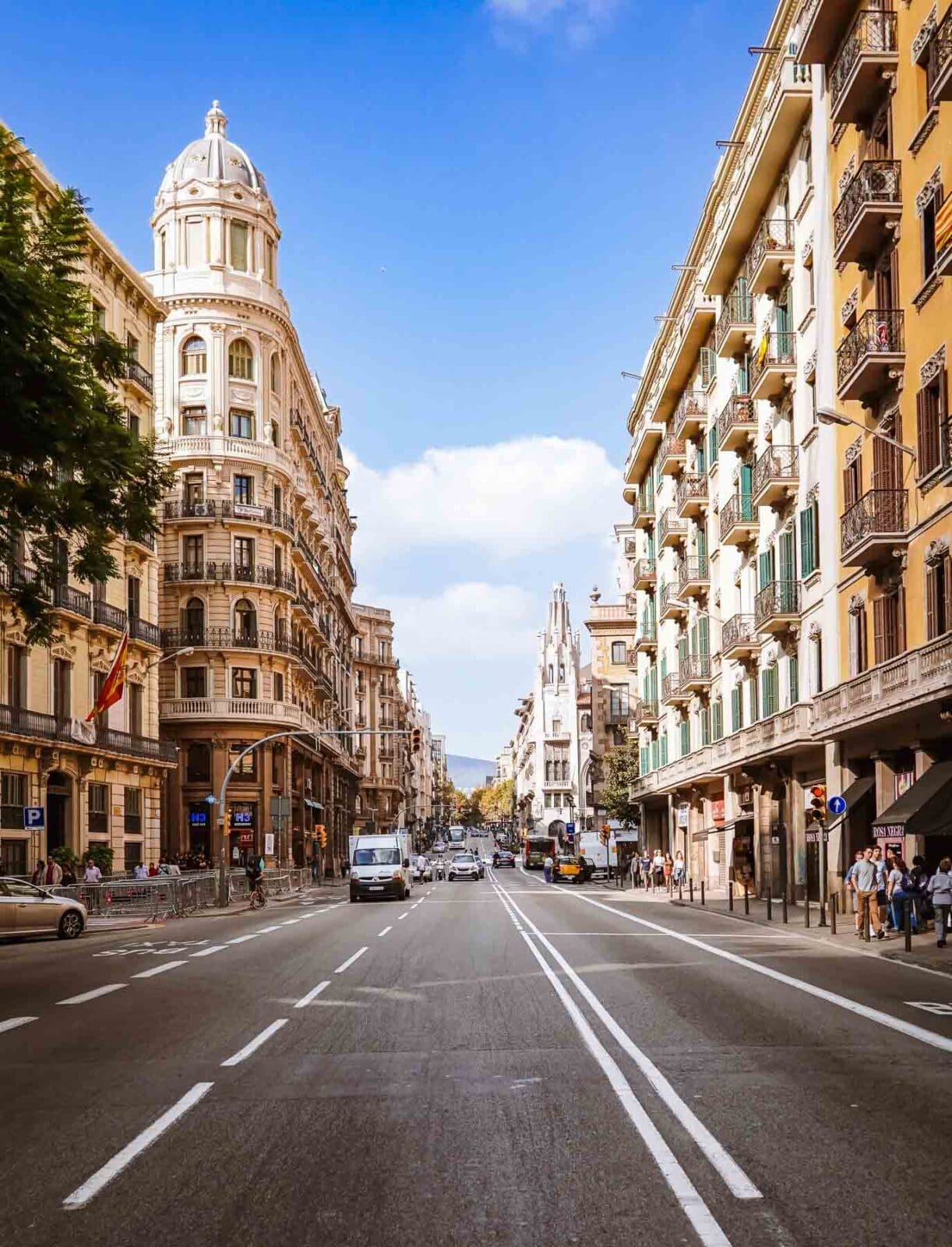 Barcelona Food Guide: Unsere Lieblingsorte in unserer Lieblingsstadt 41 Barcelona foodguide 2 2 | Barcelona ist unsere absolute Lieblingsstadt. Wir waren hier auf Hochzeitsreise, wir kennen gefühlt jede Gasse und trotzdem finden wir bei jedem Besuch etwas Neues. Weil sich in den letzten Jahren einiges getan hat, haben wir diesen Guide einmal komplett neu geschrieben. Alle Spots sind frisch besucht oder geprüft, geschlossene Läden sind rausgeflogen und ein paar neue Lieblinge dazugekommen.