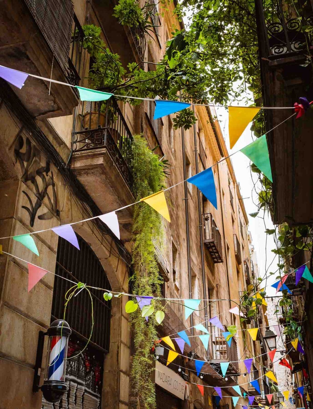 Barcelona Food Guide: Unsere Lieblingsorte in unserer Lieblingsstadt 19 Barcelona foodguide 27 | Barcelona ist unsere absolute Lieblingsstadt. Wir waren hier auf Hochzeitsreise, wir kennen gefühlt jede Gasse und trotzdem finden wir bei jedem Besuch etwas Neues. Weil sich in den letzten Jahren einiges getan hat, haben wir diesen Guide einmal komplett neu geschrieben. Alle Spots sind frisch besucht oder geprüft, geschlossene Läden sind rausgeflogen und ein paar neue Lieblinge dazugekommen.