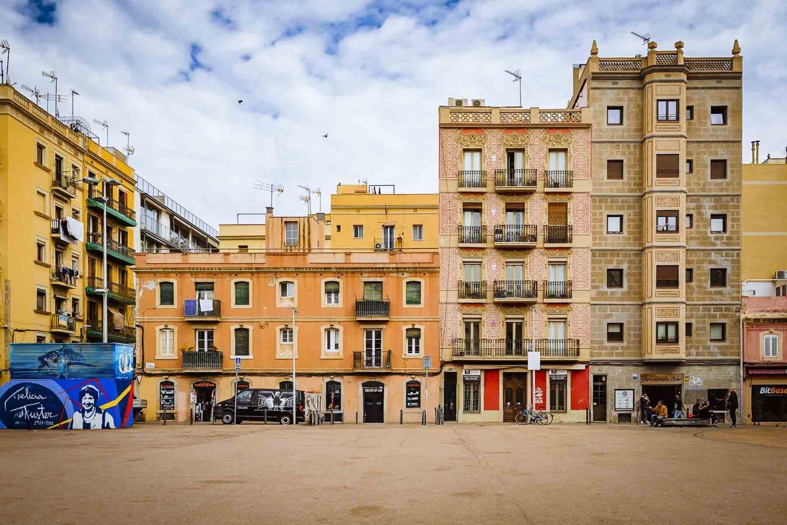 Barcelona Food Guide: Unsere Lieblingsorte in unserer Lieblingsstadt 69 Barcelona foodguide 3 | Barcelona ist unsere absolute Lieblingsstadt. Wir waren hier auf Hochzeitsreise, wir kennen gefühlt jede Gasse und trotzdem finden wir bei jedem Besuch etwas Neues. Weil sich in den letzten Jahren einiges getan hat, haben wir diesen Guide einmal komplett neu geschrieben. Alle Spots sind frisch besucht oder geprüft, geschlossene Läden sind rausgeflogen und ein paar neue Lieblinge dazugekommen.