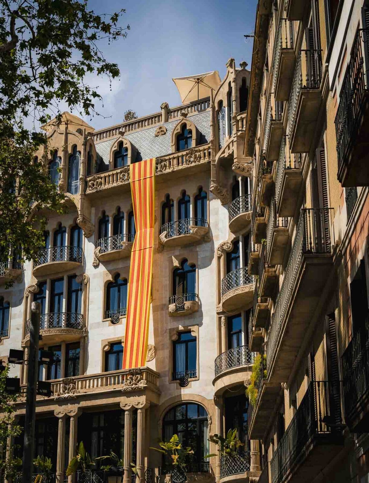 Barcelona Food Guide: Unsere Lieblingsorte in unserer Lieblingsstadt 7 Barcelona foodguide 56 | Barcelona ist unsere absolute Lieblingsstadt. Wir waren hier auf Hochzeitsreise, wir kennen gefühlt jede Gasse und trotzdem finden wir bei jedem Besuch etwas Neues. Weil sich in den letzten Jahren einiges getan hat, haben wir diesen Guide einmal komplett neu geschrieben. Alle Spots sind frisch besucht oder geprüft, geschlossene Läden sind rausgeflogen und ein paar neue Lieblinge dazugekommen.