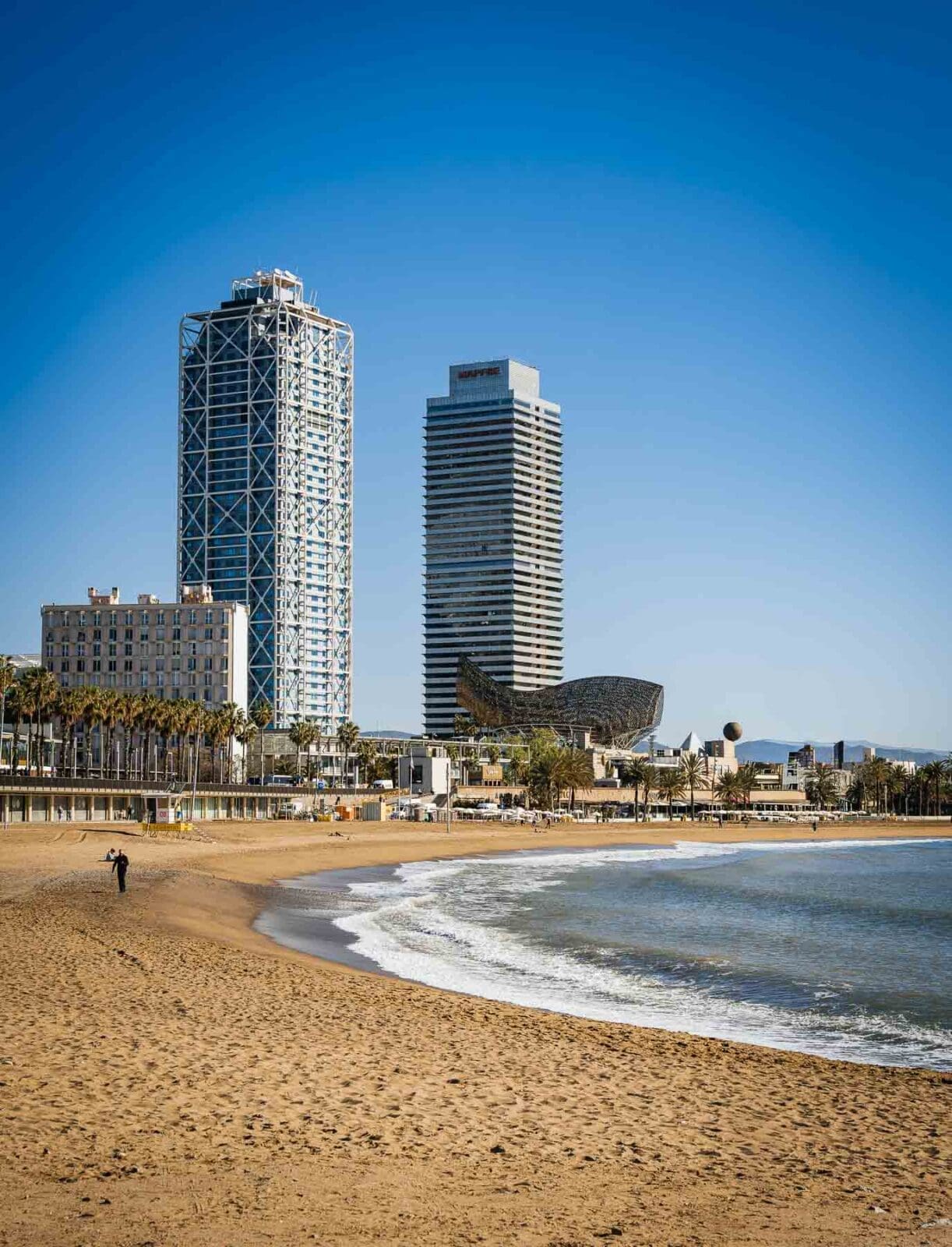 Barcelona Food Guide: Unsere Lieblingsorte in unserer Lieblingsstadt 74 Barcelona foodguide 70 | Barcelona ist unsere absolute Lieblingsstadt. Wir waren hier auf Hochzeitsreise, wir kennen gefühlt jede Gasse und trotzdem finden wir bei jedem Besuch etwas Neues. Weil sich in den letzten Jahren einiges getan hat, haben wir diesen Guide einmal komplett neu geschrieben. Alle Spots sind frisch besucht oder geprüft, geschlossene Läden sind rausgeflogen und ein paar neue Lieblinge dazugekommen.