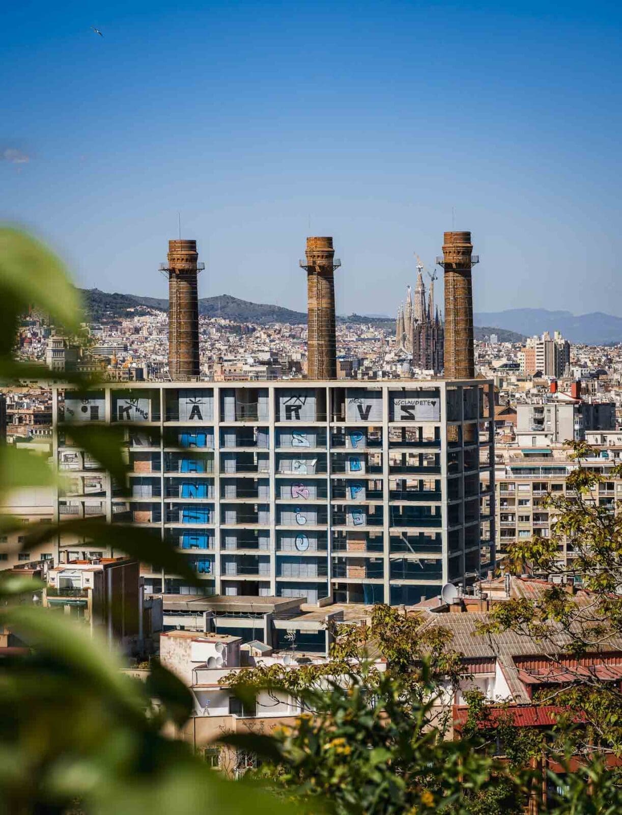 Barcelona Food Guide: Unsere Lieblingsorte in unserer Lieblingsstadt 49 Barcelona foodguide 86 | Barcelona ist unsere absolute Lieblingsstadt. Wir waren hier auf Hochzeitsreise, wir kennen gefühlt jede Gasse und trotzdem finden wir bei jedem Besuch etwas Neues. Weil sich in den letzten Jahren einiges getan hat, haben wir diesen Guide einmal komplett neu geschrieben. Alle Spots sind frisch besucht oder geprüft, geschlossene Läden sind rausgeflogen und ein paar neue Lieblinge dazugekommen.