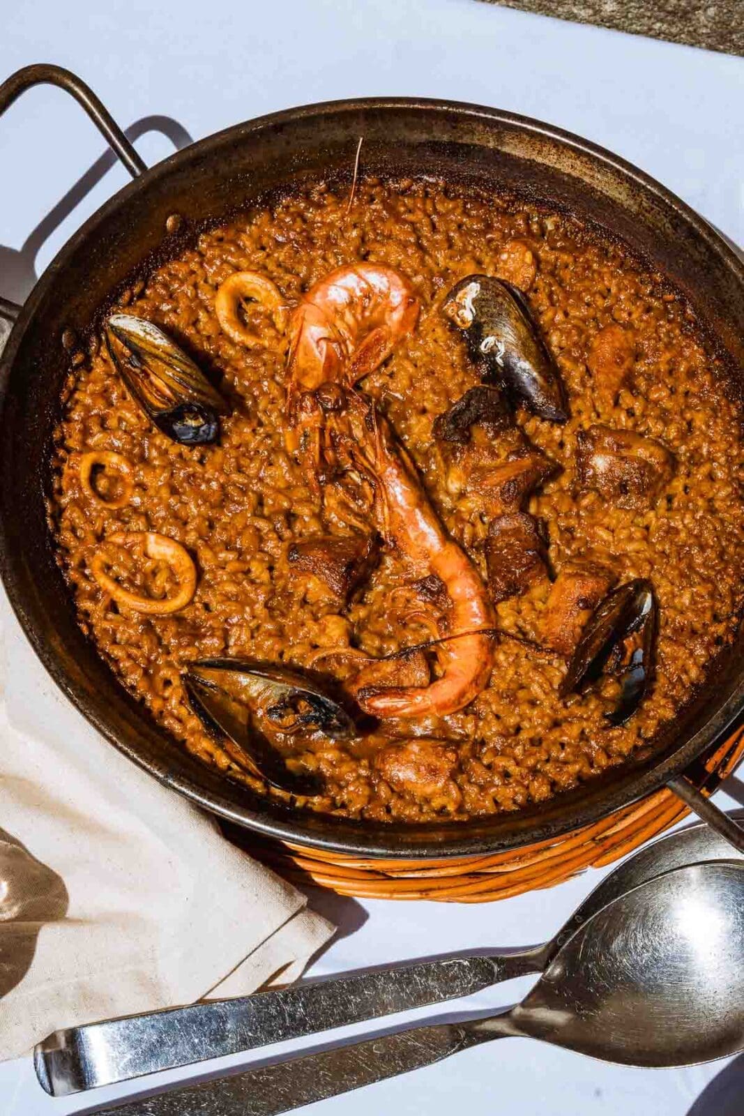 Barcelona Food Guide: Unsere Lieblingsorte in unserer Lieblingsstadt 32 Barcelona foodguide erste wahl 1 2 | Barcelona ist unsere absolute Lieblingsstadt. Wir waren hier auf Hochzeitsreise, wir kennen gefühlt jede Gasse und trotzdem finden wir bei jedem Besuch etwas Neues. Weil sich in den letzten Jahren einiges getan hat, haben wir diesen Guide einmal komplett neu geschrieben. Alle Spots sind frisch besucht oder geprüft, geschlossene Läden sind rausgeflogen und ein paar neue Lieblinge dazugekommen.
