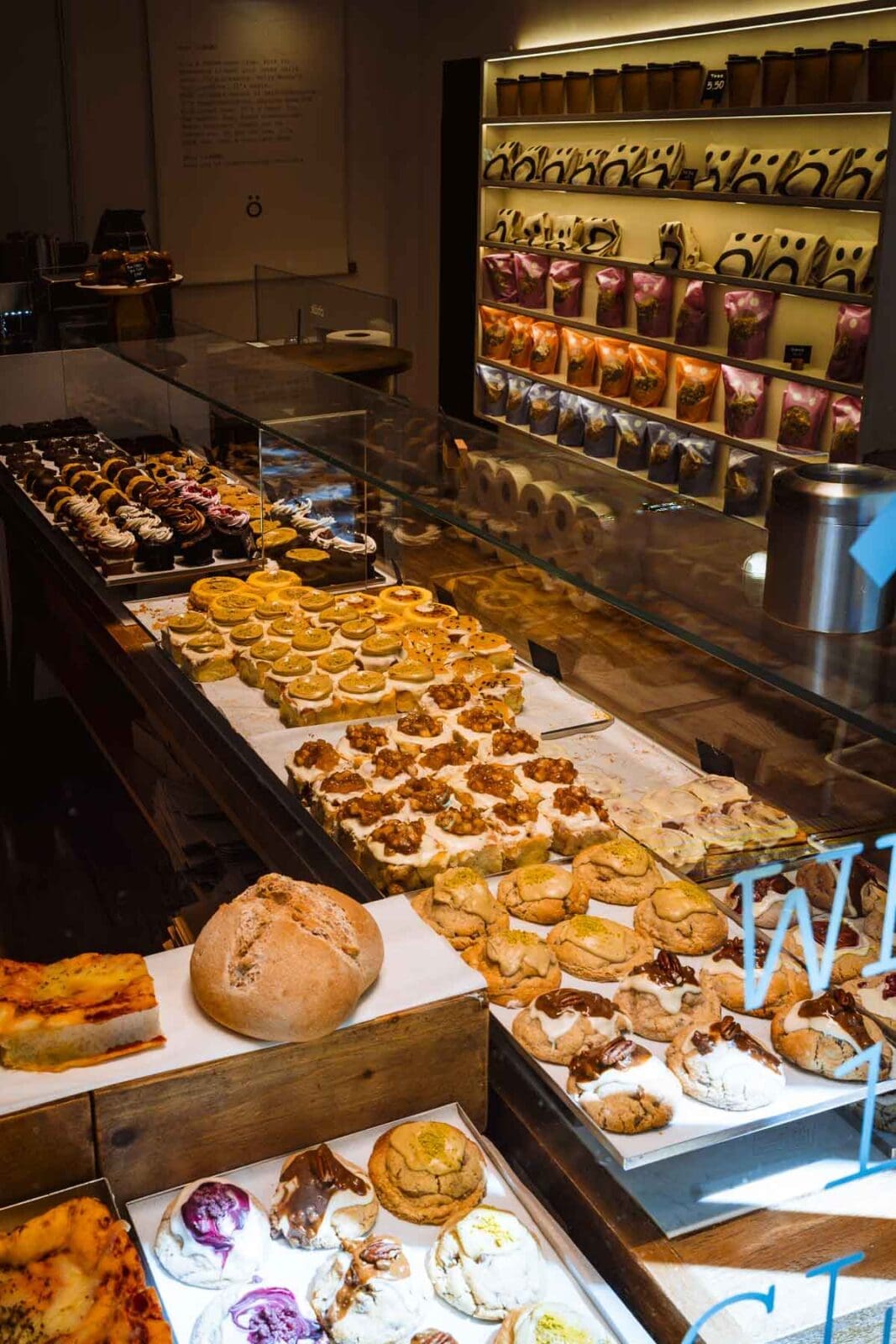 Barcelona Food Guide: Unsere Lieblingsorte in unserer Lieblingsstadt 55 Barcelona foodguide erste wahl 1 3 | Barcelona ist unsere absolute Lieblingsstadt. Wir waren hier auf Hochzeitsreise, wir kennen gefühlt jede Gasse und trotzdem finden wir bei jedem Besuch etwas Neues. Weil sich in den letzten Jahren einiges getan hat, haben wir diesen Guide einmal komplett neu geschrieben. Alle Spots sind frisch besucht oder geprüft, geschlossene Läden sind rausgeflogen und ein paar neue Lieblinge dazugekommen.