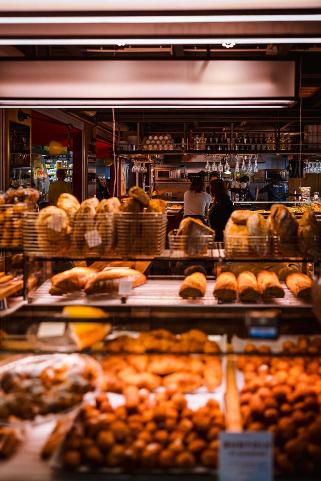 Barcelona Food Guide: Unsere Lieblingsorte in unserer Lieblingsstadt 57 Barcelona foodguide erste wahl 22 | Barcelona ist unsere absolute Lieblingsstadt. Wir waren hier auf Hochzeitsreise, wir kennen gefühlt jede Gasse und trotzdem finden wir bei jedem Besuch etwas Neues. Weil sich in den letzten Jahren einiges getan hat, haben wir diesen Guide einmal komplett neu geschrieben. Alle Spots sind frisch besucht oder geprüft, geschlossene Läden sind rausgeflogen und ein paar neue Lieblinge dazugekommen.