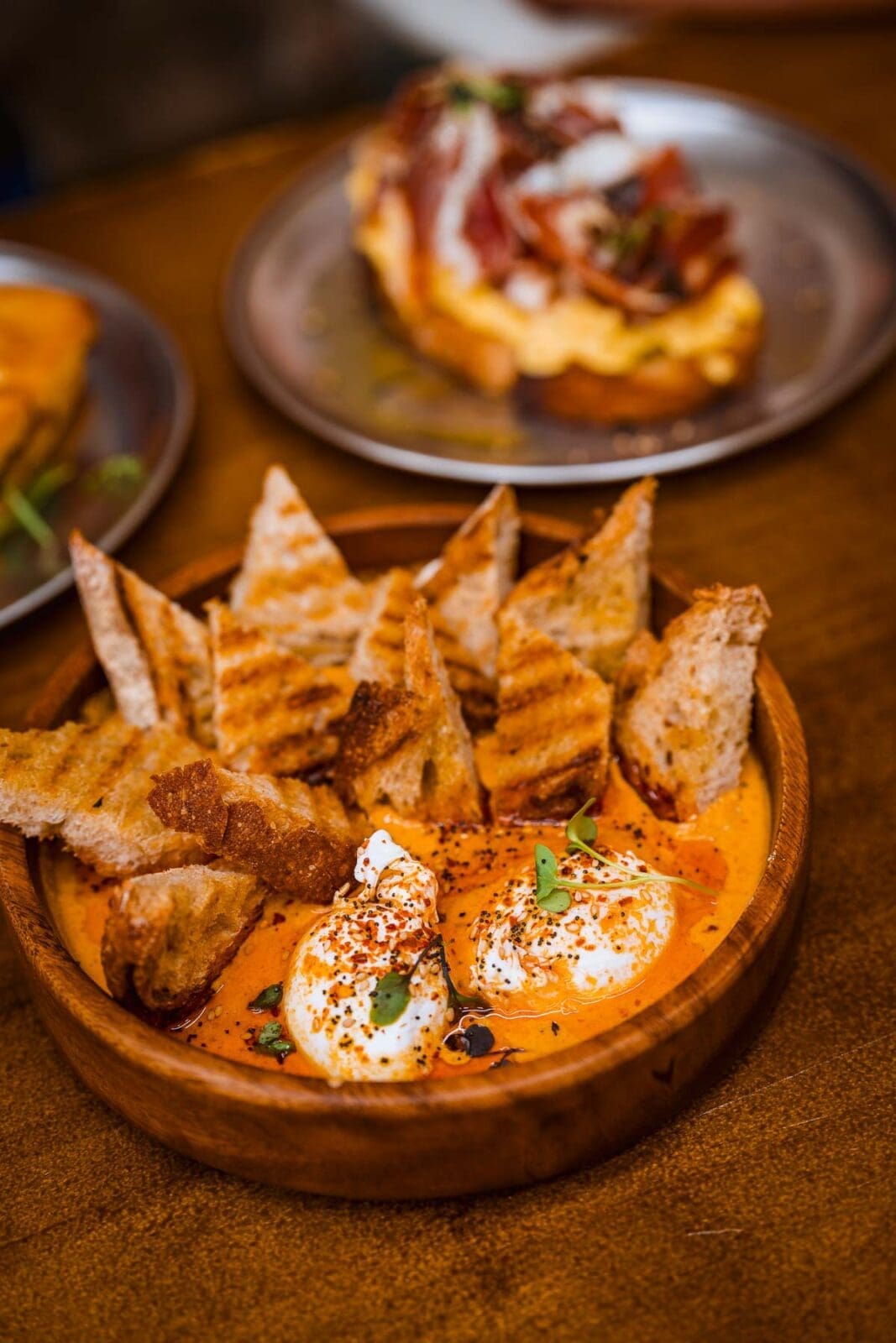 Barcelona Food Guide: Unsere Lieblingsorte in unserer Lieblingsstadt 46 Barcelona foodguide erste wahl 32 | Barcelona ist unsere absolute Lieblingsstadt. Wir waren hier auf Hochzeitsreise, wir kennen gefühlt jede Gasse und trotzdem finden wir bei jedem Besuch etwas Neues. Weil sich in den letzten Jahren einiges getan hat, haben wir diesen Guide einmal komplett neu geschrieben. Alle Spots sind frisch besucht oder geprüft, geschlossene Läden sind rausgeflogen und ein paar neue Lieblinge dazugekommen.