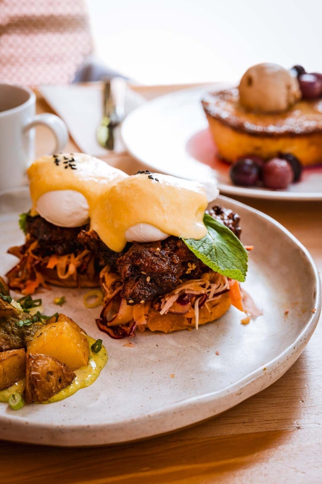 Barcelona Food Guide: Unsere Lieblingsorte in unserer Lieblingsstadt 24 Barcelona foodguide erste wahl 54 | Barcelona ist unsere absolute Lieblingsstadt. Wir waren hier auf Hochzeitsreise, wir kennen gefühlt jede Gasse und trotzdem finden wir bei jedem Besuch etwas Neues. Weil sich in den letzten Jahren einiges getan hat, haben wir diesen Guide einmal komplett neu geschrieben. Alle Spots sind frisch besucht oder geprüft, geschlossene Läden sind rausgeflogen und ein paar neue Lieblinge dazugekommen.