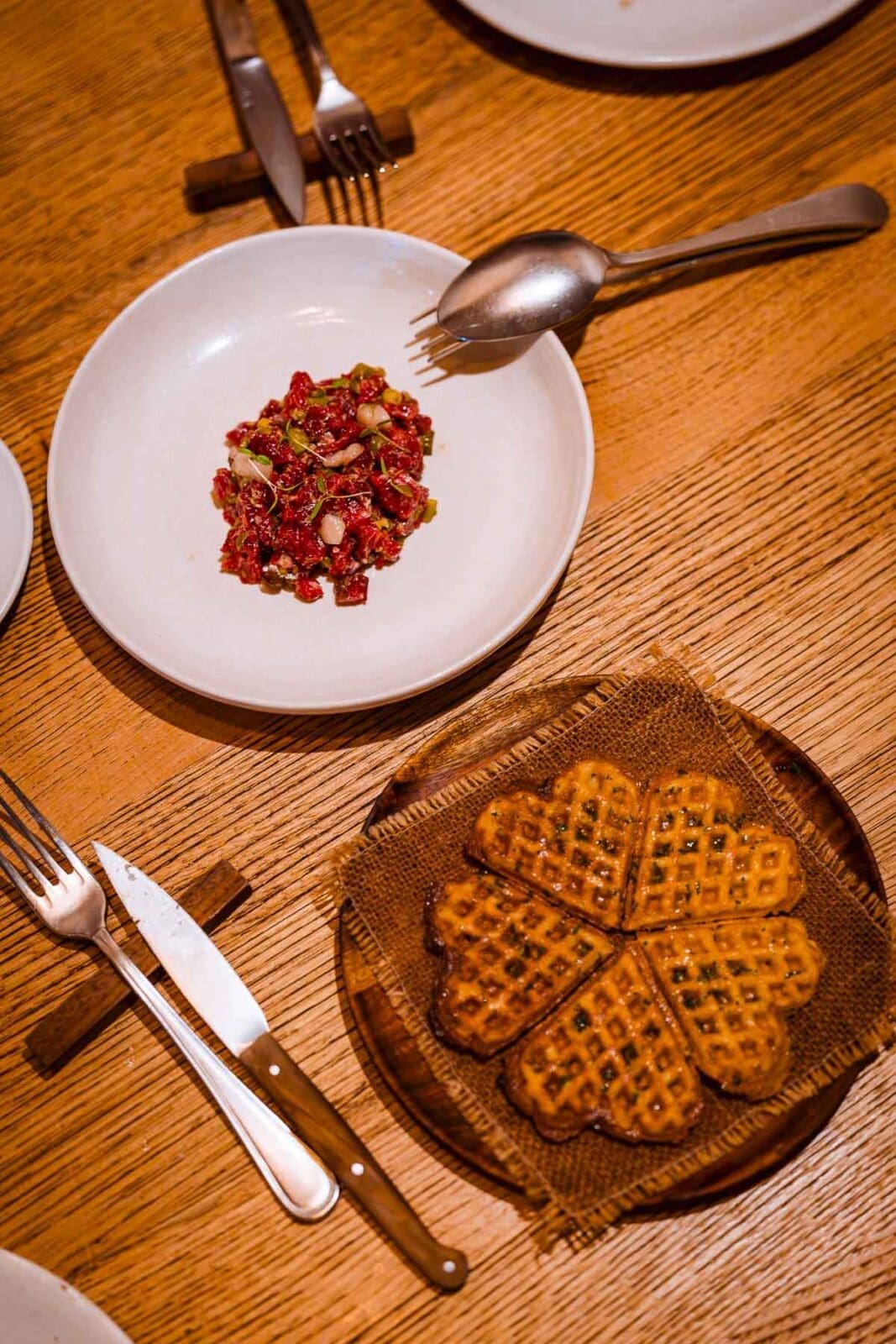 Barcelona Food Guide: Unsere Lieblingsorte in unserer Lieblingsstadt 36 Barcelona foodguide erste wahl 63 | Barcelona ist unsere absolute Lieblingsstadt. Wir waren hier auf Hochzeitsreise, wir kennen gefühlt jede Gasse und trotzdem finden wir bei jedem Besuch etwas Neues. Weil sich in den letzten Jahren einiges getan hat, haben wir diesen Guide einmal komplett neu geschrieben. Alle Spots sind frisch besucht oder geprüft, geschlossene Läden sind rausgeflogen und ein paar neue Lieblinge dazugekommen.