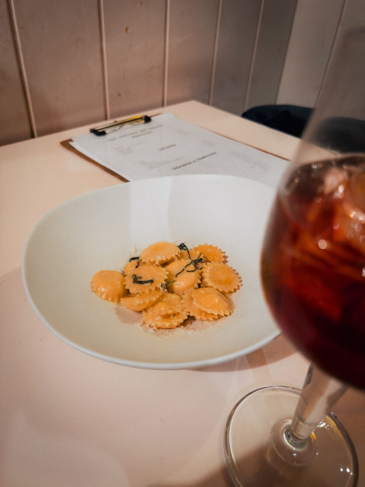 Barcelona Food Guide: Unsere Lieblingsorte in unserer Lieblingsstadt 53 IMG 8474 | Barcelona ist unsere absolute Lieblingsstadt. Wir waren hier auf Hochzeitsreise, wir kennen gefühlt jede Gasse und trotzdem finden wir bei jedem Besuch etwas Neues. Weil sich in den letzten Jahren einiges getan hat, haben wir diesen Guide einmal komplett neu geschrieben. Alle Spots sind frisch besucht oder geprüft, geschlossene Läden sind rausgeflogen und ein paar neue Lieblinge dazugekommen.