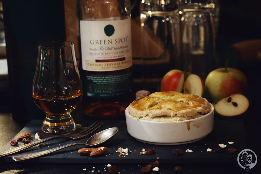 apfel whisky pie rezept dessert irisch backen 9 | Über unsere unregelmäßigen Koch-Events mit unseren lieben Nachbarn Katrin, Marc, Daniel und Olaf haben wir euch ja schon ein paar Mal berichtet. Vor 2 Wochen war es dann auch endlich wieder soweit. Olaf und Daniel hatten zu einem irischen Abend eingeladen, denn sie sind absolute Irland-Fans. Wir 2 waren noch nie dort, aber wenn es um Whisky geht, sind wir doch immer dabei ;-).