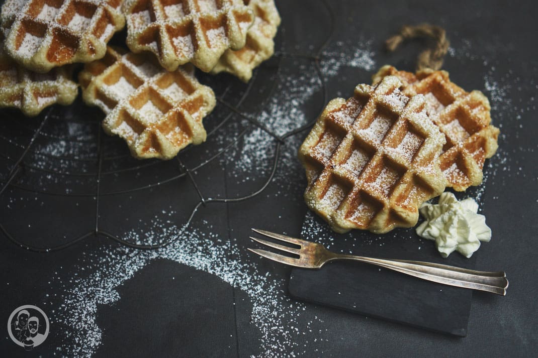 belgische waffeln rezept backen hefeteig sweetdreams nachgebacken hagelzucker 9 | So lange hatte sich Torsten ein Waffeleisen gewünscht, in dem man belgische Waffeln zubereiten kann ... Das geht nämlich nicht mit unserem normalen Herz-Waffeleisen. Dafür ist der Teig zu dick, da er mit Hefe angesetzt wird. Vorletztes Weihnachten war es dann ja endlich so weit und er hat eines bekommen. Aber wie das dann immer so geht,  ist der Teig für die "schnellen" Waffeln, die wir zum Beispiel mit Omas altem Rezept so gerne backen, viel fixer gemacht, als einen Teig erst einmal 1 Stunde lang gehen zu lassen ;-).