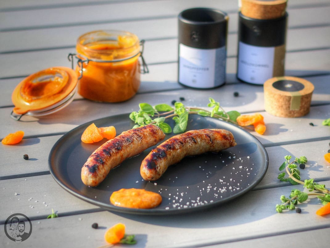 Bratwurst mit Aprikose & Bacon 5 bratwurst aprikose bacon grillen rezept bbq 3 | In unserem letzten Beitrag haben wir euch ja schon angedeutet, dass wir wieder gewurstet haben. Das macht einfach soviel Spaß, denn wenn ihr eure Bratwurst selber zubereitet, ist eurer Fantasie einfach keine Grenze gesetzt. Beim Metzger eures Vertrauens gibt es zwar gute und leckere Würste zu kaufen, gar keine Frage, aber letztendlich ist es doch oft der Standard, den nicht zu speziell ist.