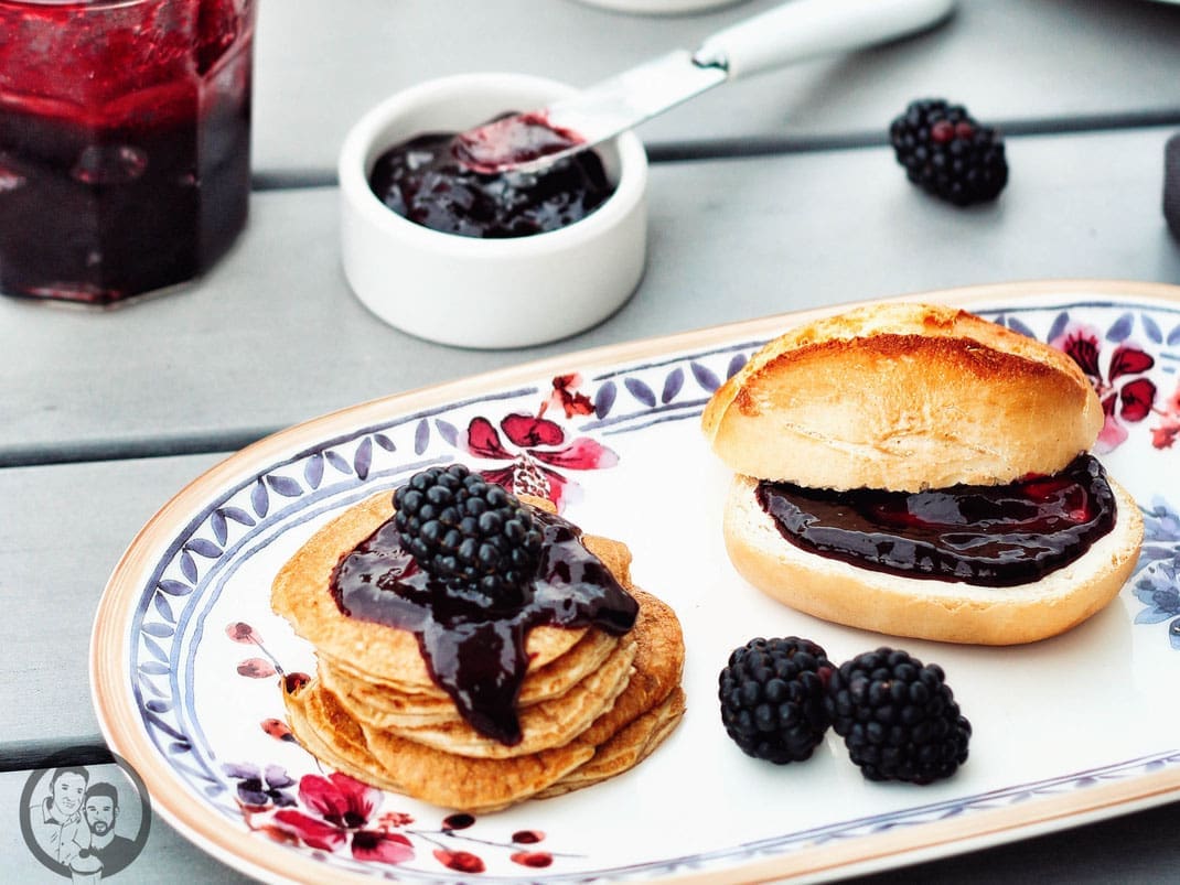 brombeer balsamico marmelade fruchtaufstrich mazzetti rezept kochen | Wir haben uns beim Schreiben unseres Rezeptes und bei der Namensgebung noch einmal mit den verschiedenen Begriffen auseinander gesetzt, wie eine mit Zucker eingekochte Frucht nun wirklich heißen darf, wenn sie im Glas auf den Tisch kommt - und trotzdem haben wir uns darüber hinweg gesetzt, denn schon unsere Groß- und Urgroßmütter haben jede dieser Aufstriche "Marmelade" genannt ..!