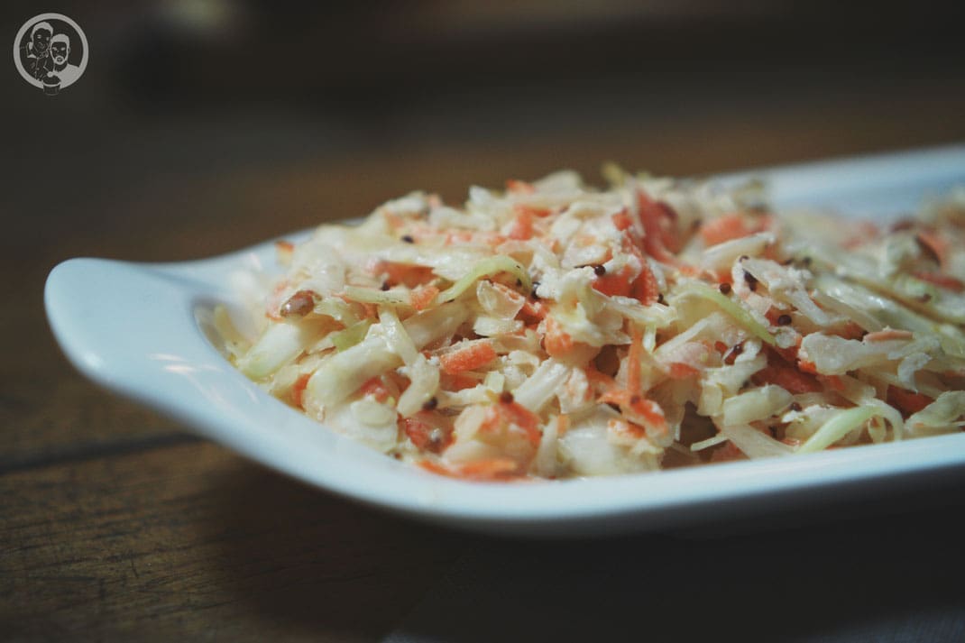 Coleslaw 5 coleslaw die jungs krautsalat amerikanisch rezept kochen food blog house 5 | Vor 2 Wochen haben wir uns gemeinsam mit einigen genauso verrückten Bloggerpärchen in die Pampa nach Schöneiche b. Berlin zurück gezogen. Warum? Einfach um gemeinsam von morgens bis spät abends in der Küche oder am Grill zu stehen und neue Rezepte auszuprobieren. Natürlich ohne uns vorher darüber Gedanken gemacht zu haben, was wir denn eigentlich kochen wollen. Dabei hat uns nicht Big Brother beobachtet, sondern wir haben uns selber immer gegenseitig beim Kochen und Backen gefilmt. Einige von euch werden das bestimmt auf Instagram und Facebook verfolgt haben.