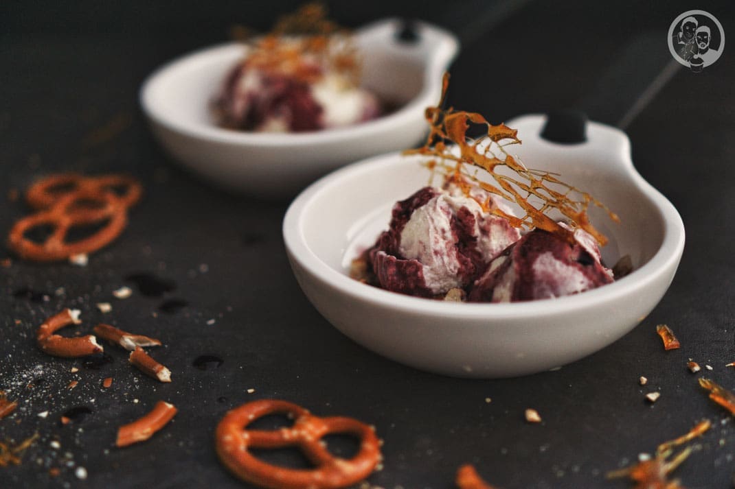 creme portwein swirl salzbrezel kenwood k%C3%BCchenparty 2 0 kkp dessert backen | Heute ist es soweit und wir veröffentlichen unser 2. Dessert, das wir zur Kenwood-Küchenparty 2.0 im Januar mit unseren lieben Gästen gezaubert haben. Die Idee zu diesem Dessert hatte die liebe Elke, die zum einen selber leidenschaftlich gerne in der Küche steht, um leckere Sachen zuzubereiten und zum anderen wir beide schon eine ganze Weile kennen. Ok ... kennen ist vielleicht zu viel gesagt, aber sie folgt unserem Blogtreiben schon eine lange Zeit und kommentiert immer fleissig unsere Rezepte. Auch einige Tipps konnten wir von ihr schon bekommen und sind dafür ja immer offen und dankbar.