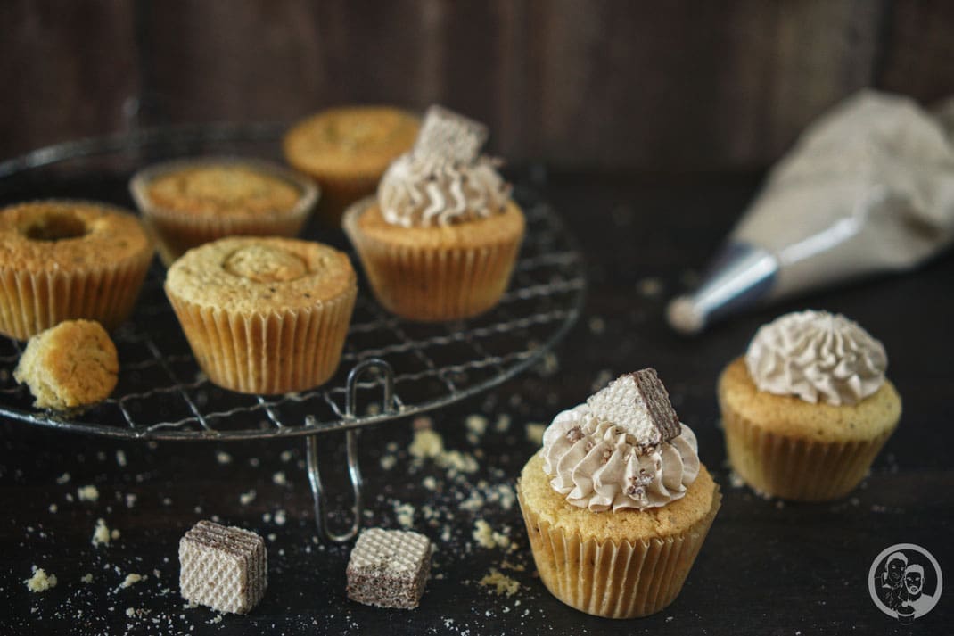 cupcake haselnuss schokokern backen foodblogk%C3%B6ln rezept | Diese leckeren Cupcakes, die wir euch heute vorstellen, haben wir schon vor einiger Zeit gebacken. Genau gesagt, um Karneval herum. Zu diesem Zeitpunkt hat die liebe Simone von "Aus der Lameng" ihren 1. Bloggeburtstag gefeiert. Wir beide kannten sie ja eigentlich noch gar nicht so lange.  Aber da wir ja einer der 9 Gastgeber der Kenwood Küchenparty 2.0 waren und Simone im Dezember bei uns zu Gast war, konnten wir sie auch gleich persönlich kennen lernen. Die Party war ein echter Knaller. Tolle Gäste, wie davor und danach auch immer und dadurch auch immer ganz viel Spaß beim Zubereiten der Leckereien, die wir uns vorher gemeinsam ausgedacht hatten.