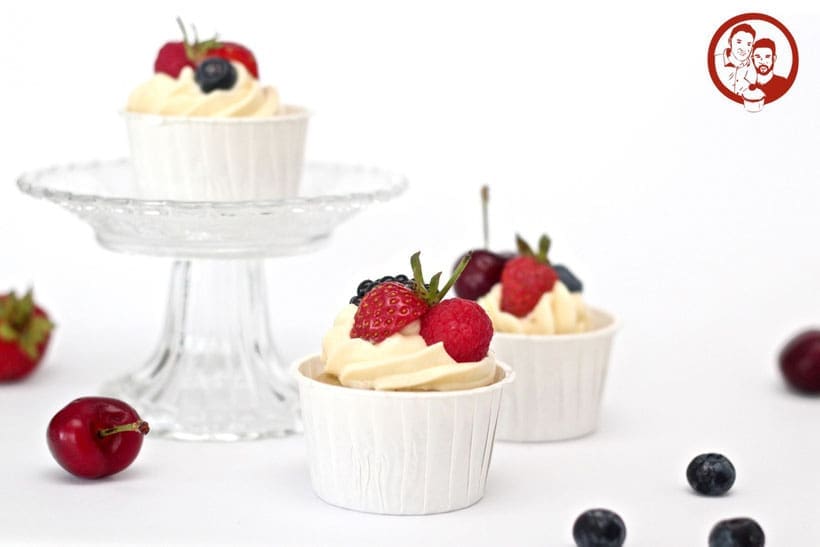 cupcakes mit fr%C3%BCchten | Auf der wundervollen Hochzeit von unseren Freunden Eric & Markus haben wir uns um das leibliche Wohl der Gäste gekümmert ... genauer gesagt, um alles Süße. Neben einer kleinen Hochzeitstorte zum Anschneiden, haben sich die beiden für jeden Gast Cupcakes gewünscht. Also haben wir für jeden der 150 Gäste einen fluffigen Cupcake mit weißer Schokolade und frischen Beeren obendrauf gebacken. 