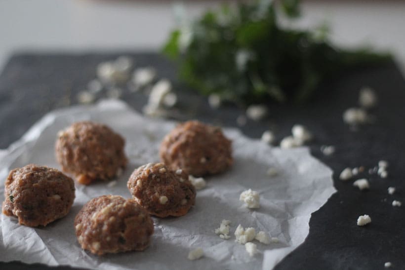 feta frikadellen 4 | Wundert euch nicht, dass die flach geformten Fleischpatties nicht flach bleiben, sondern sich selber zu kleinen Kugeln formen, aber so gehen sie nicht zu sehr auseinander. Nun können die Feta Frikadellen abkühlen, sofern ihr sie nicht sofort und warm servieren wollt.