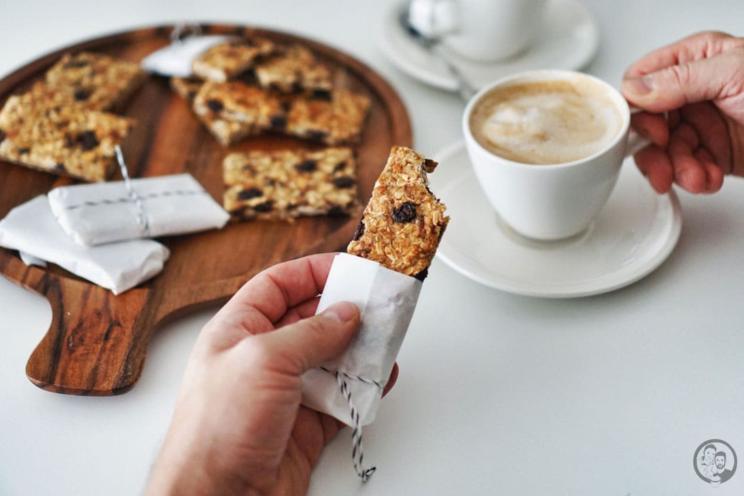 frühstücksriegel vegan vegetarisch jacobs kaffee simpel schnell rezept blog foodblog köln 0 | Wie steht ihr denn so zum Thema Frühstück?! Wir glauben manchmal, da gibt es nur zwei Extreme. „Frühstück? Brauche ich nicht!“ oder „Frühstück ist ein absolutes Muss. Am Liebsten lang und ausgiebig“.Für uns geht es auf jeden Fall nicht ohne! Am Wochenende zelebrieren wir das auch gerne schön groß. Unter der Woche ist das immer ein anderes Thema … Zeit ist da rar gesät, aber der Genuss soll ja auch nicht zu kurz kommen. Da kommen unsere Frühstücksriegel genau richtig!
