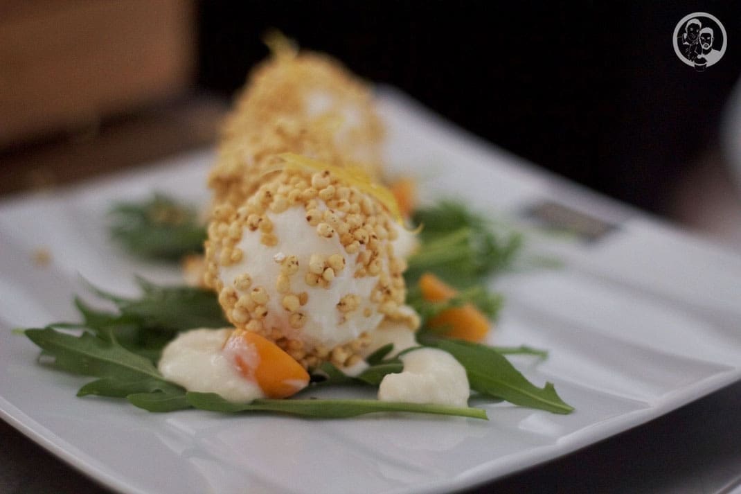 Frozen Yoghurt auf Rucola