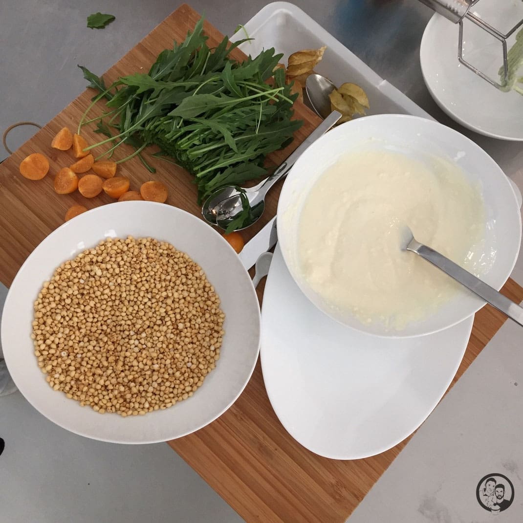 Frozen Yoghurt auf Rucola