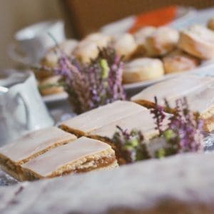 gedeckter apfelkuchen 4 | Heute zeigen wir euch ein Rezept, das schon so einige Zeit auf dem Blog schlummert. Torsten und ich lieben diesen Kuchen über alles - unser All-Time-Favorite quasi. Bei gedecktem Apfelkuchen können wir nicht widerstehen und wir haben ihn das erste mal zum Geburtstag von Oma Lore gebacken und dann natürlich auch nach ihrem Rezept. Apfel, doppelt Mürbeteig, Zuckerguss - viel besser kann es nicht mehr werden oder?