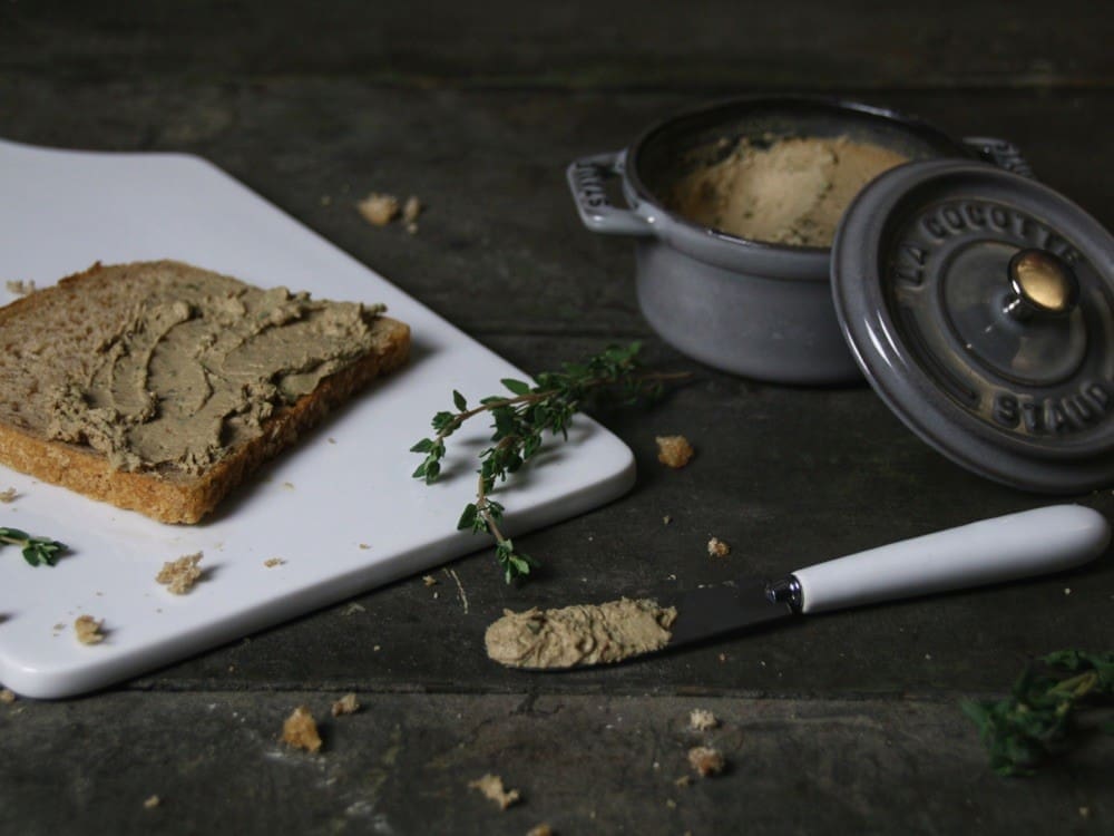 Geflügelleberpastete 2 gefl%C3%BCgelleberpastete kochen vorspeise brotaufstrich 7 | Während die Leber-Mischung abkühlt, hackt ihr die Kräuter, stellt alle anderen Zutaten zusammen und gebt sie in einen Foodprocessor (alternativ geht hier auch ein Mixer oder Zauberstab).