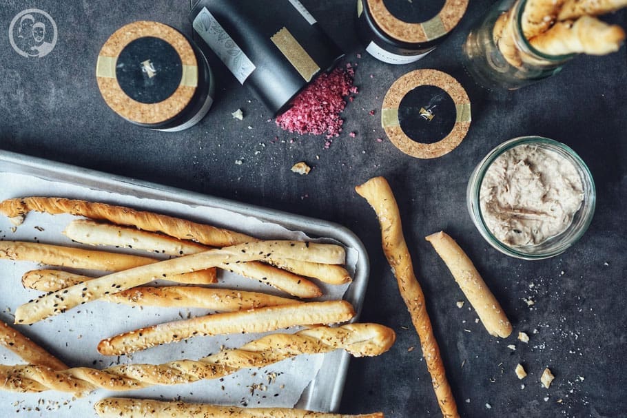Grissini 1 grissini | Wir kommen eigentlich selten mit leeren Händen, wenn wir bei Freunden eingeladen sind. So auch vor einigen Wochen bei lieben Freunden in Torstens Heimat. Es sollte nichts Großes sein, sondern eher was zum Snacken. Daher die perfekte Gelegenheit, endlich mal Grissini selbst zu machen. Das ist nämlich ganz easy und geschmacklich echt ein Highlight.