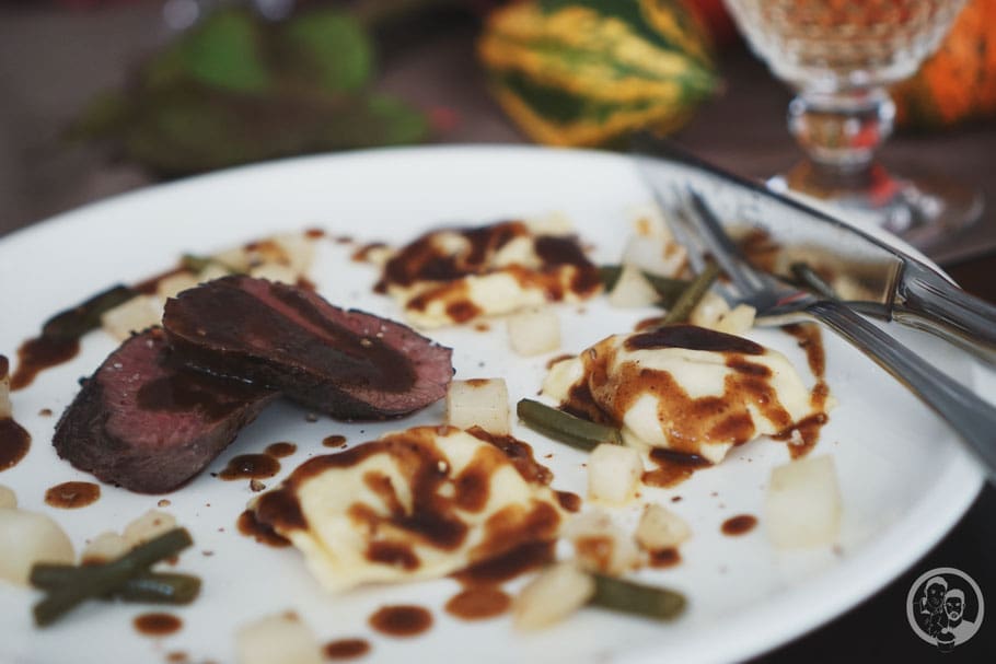 herbstdinner wild hirschlachs hauptgericht ravioli pfifferlinge rezept blog foodblog k%C3%B6ln | Unter dem Motto "Food.Blog.Friends" haben wir zusammen mit Theres & Benni von Gernekochen und Maja von Moeyskitchen&nbsp;für euch unser diesjähriges Herbstdinner gekocht.&nbsp;Dabei war&nbsp;jeder von uns für einen Part des Menüs zuständig. Wir für den Hauptgang.