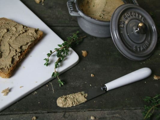 Geflügelleberpastete 3 image 0 0 3 | Während die Leber-Mischung abkühlt, hackt ihr die Kräuter, stellt alle anderen Zutaten zusammen und gebt sie in einen Foodprocessor (alternativ geht hier auch ein Mixer oder Zauberstab).